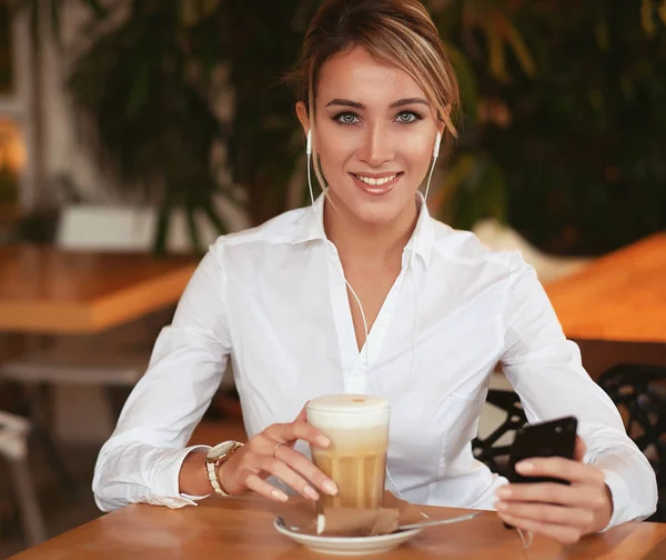 Estilo de vida e conceito de pessoas: Mulher usando telefone celular no café — Fotografia de Stock