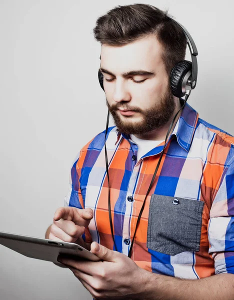 Yaşam tarzı, insan ve eğitim kavramı: audiobook beyaz arka plan üzerinde kulaklık aracılığıyla müzik adam.