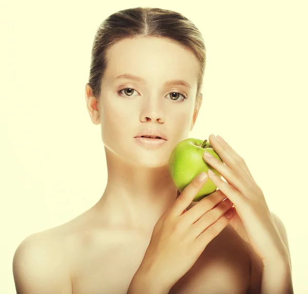 Fej lövés nő gazdaság zöld alma ellen fehér háttér — Stock Fotó