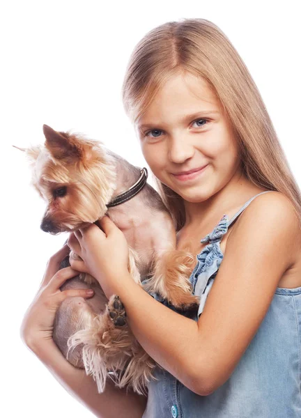 Belle fille blonde avec chien terrier mignon yorkshire — Photo