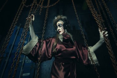 Yaratıcı bir iç mekanda agresif stil sahibi steampunk bayan. Sanat bir moda konseptidir.