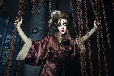 Yaratıcı bir iç mekanda agresif stil sahibi steampunk bayan. Sanat bir moda konseptidir.