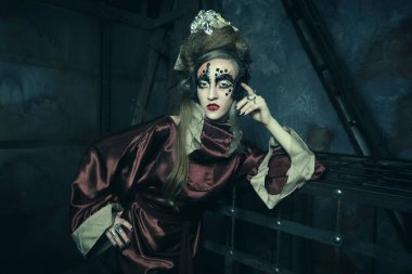 Yaratıcı bir iç mekanda agresif stil sahibi steampunk bayan. Sanat bir moda konseptidir.