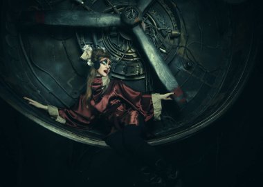 Yaratıcı bir iç mekanda agresif stil sahibi steampunk bayan. Sanat bir moda konseptidir.