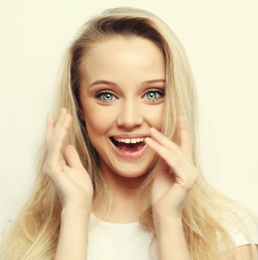 yaşam tarzı ve insanlar kavramı - sizi şaşırttı ve şok güzel bir kız görüyor. Etkileyici yüz ifadeleri. Stüdyo çekimi. Yakın çekim.