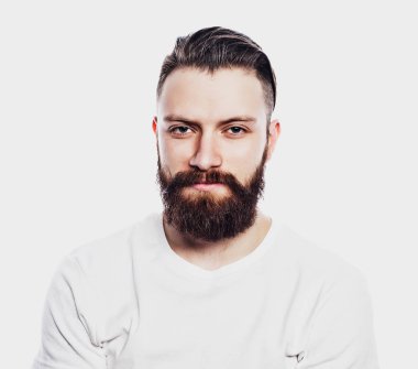 Genç adam beyaz arka plan üzerinde sakallı. Yaşam tarzı ve insanlar kavramı.