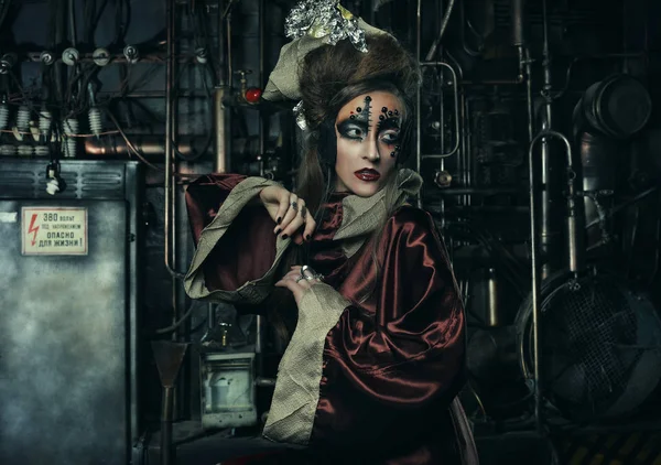 Aggressivo signora steampunk elegante in un interno creativo. Arte un concetto di moda. — Foto Stock