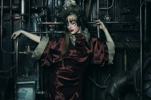 Femme steampunk élégant agressif dans un intérieur créatif. Art un concept de mode. — Photo