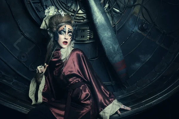Επιθετική κομψή κυρία steampunk σε ένα δημιουργικό εσωτερικό. Τέχνη μια έννοια της μόδας. — Φωτογραφία Αρχείου