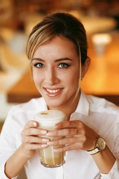 Спосіб життя та люди: красива дівчина з чашечкою кави — стокове фото