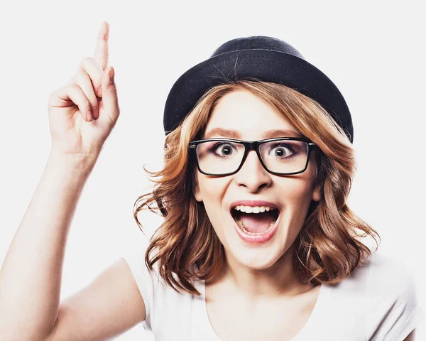 Felice giovane studentessa in occhiali di moda e cappello nero su sfondo bianco — Foto Stock