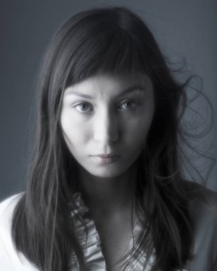 Kadında depresyon siyah arka plan üzerinde