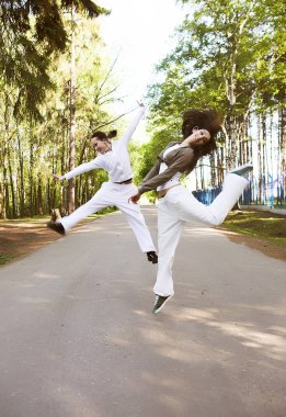 oldukça sportif kadın atlama