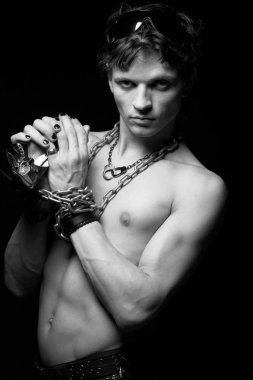 Genç Fetiş adam siyah arka plan üzerinde