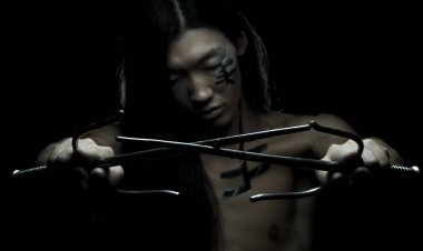 Asyalı çocuk silah ile