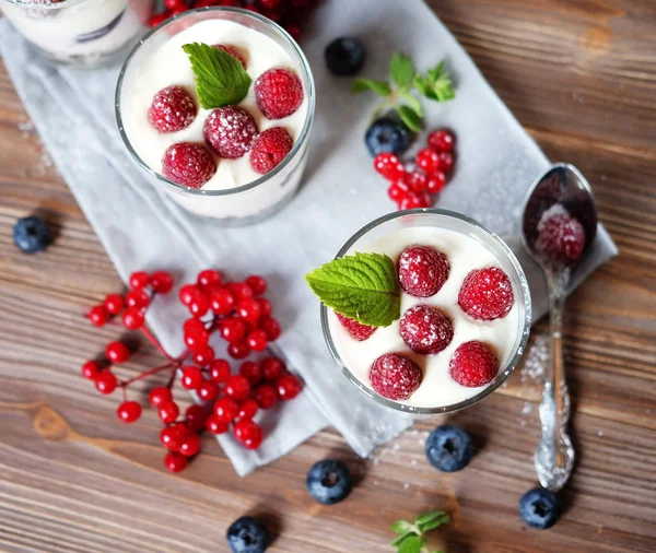 Gesundes Frühstück mit Joghurt und Müsli. Ansicht von oben. Nahaufnahme. — Stockfoto