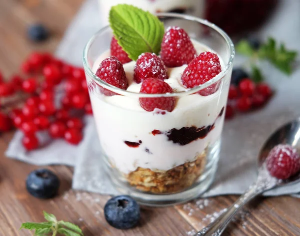 Alimentação saudável e conceito de dieta: Pequeno-almoço feliz - iogurte com muesli e bagas em uma mesa de madeira — Fotografia de Stock