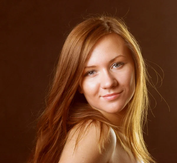 Genç kadın portre, stüdyo çekimi — Stok fotoğraf