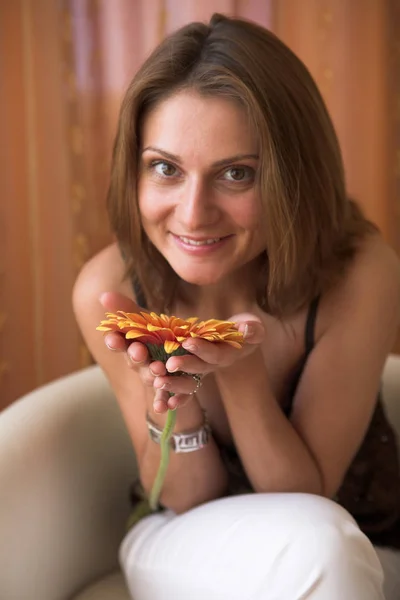 Mujer oliendo flor — Foto de Stock