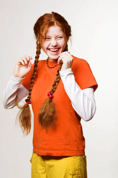 Obrázek krásná rusovláska dívka s dlouhé copánky — Stock fotografie