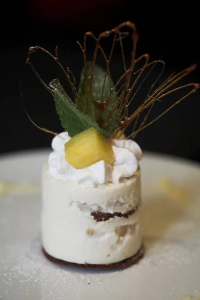 Десерт на белой тарелке — стоковое фото