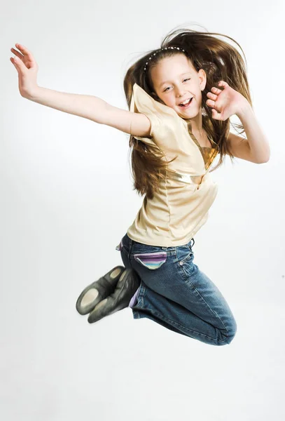 Meisje springt op een witte achtergrond — Stockfoto