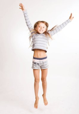 Kız beyaz arka planda zıplıyor