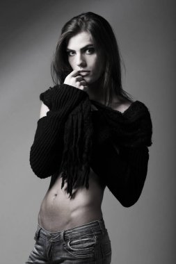 Uzun saçlı çekici adam.