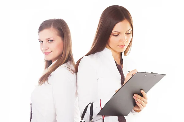 Twee aantrekkelijke zakelijke vrouwen op witte achtergrond — Stockfoto