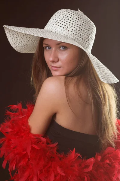 Giovane ragazza con un cappello bianco — Foto Stock