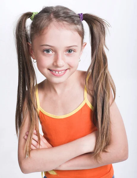 Niña en ropa casual sobre fondo blanco —  Fotos de Stock