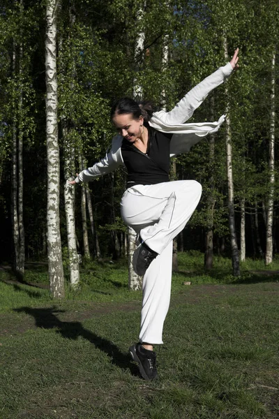 Smal formade vackra tjej hoppning — Stockfoto