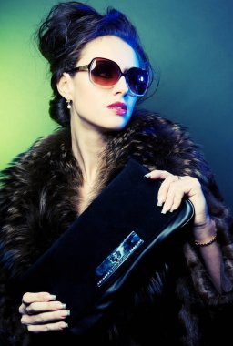 kadın moda güneş gözlüğü ve el çantası 