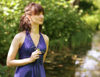 kadın parkta uzun elbise ile