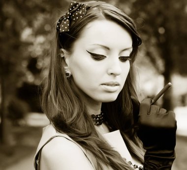 güzel genç kadın Park'ta rahatlatıcı