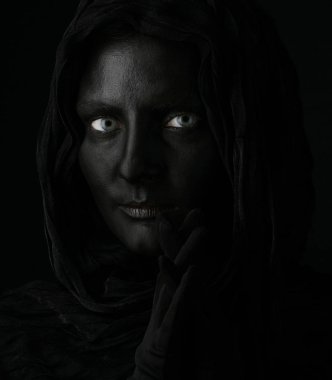 model siyah bir yüzü ile.