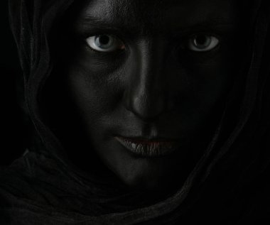 model siyah bir yüzü ile.