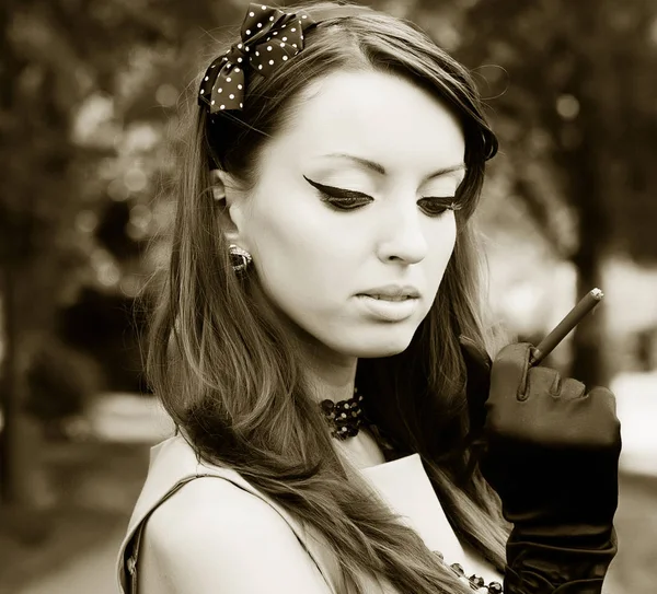 güzel genç kadın Park'ta rahatlatıcı