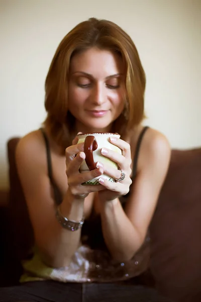 お茶と若い美しい女性の肖像 — ストック写真