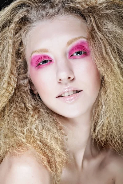 Gelukkig blond met roze make-up — Stockfoto