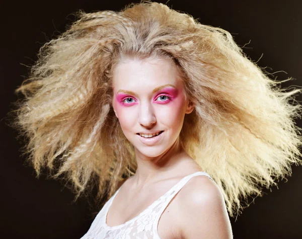 Biondo felice con il trucco rosa — Foto Stock