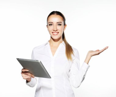 Beyaz arka plan üzerinde izole tablet bilgisayar tutan kadın. ekran dokunaklı çalışıyor. Casual gülümseyen beyaz kadın.