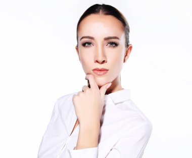 Genç iş kadını portre kadar beyaz arka plan üzerinde kapatın