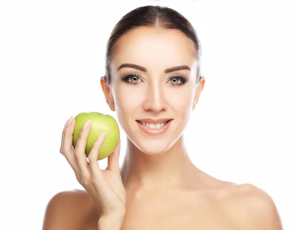 Hermosa sonrisa, dientes blancos y fuertes. Cabeza y hombros de mujer joven con sonrisa blanca como la nieve sosteniendo manzana verde, cuidado de los dientes . —  Fotos de Stock