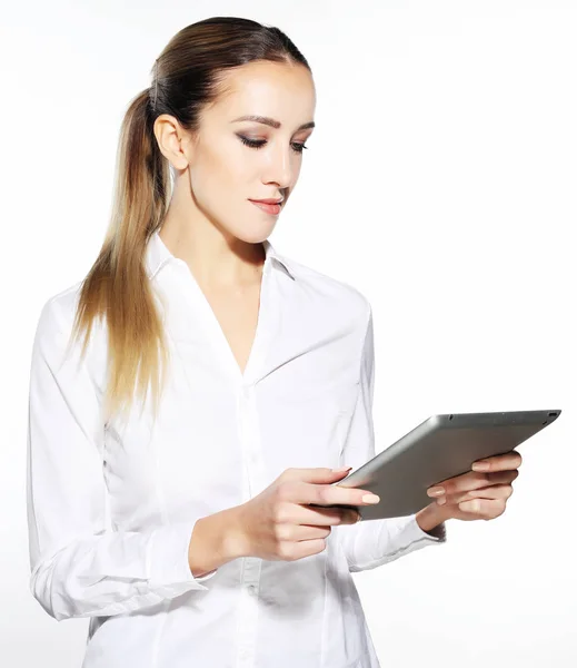 女性は、白い背景で隔離のタブレット コンピューターを保持しています。画面に触れることに取り組んでいます。カジュアルな笑顔の白人女性. — ストック写真