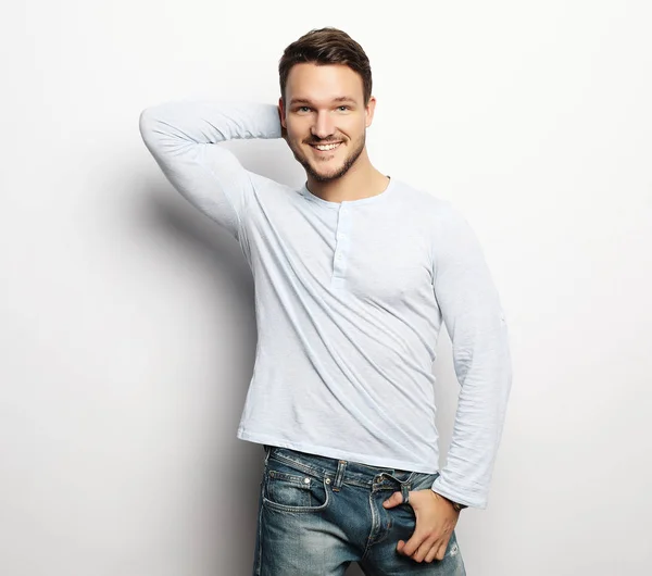 Feliz hombre sonriente mirando a la cámara sobre fondo blanco — Foto de Stock