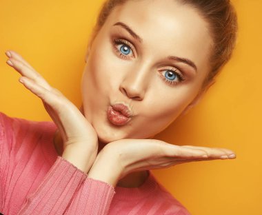 yaşam tarzı ve insanlar kavramı - öpücük hareketi ile güzel sarışın kadın. Bir flört kız portresi. Kadın, olumlu duygu var. Yakın çekim.