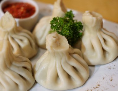 Gürcü köfte Hıngel et, yeşillik ve domates baharatlı sos ile.