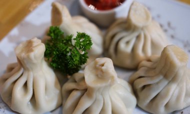 Gürcü köfte Hıngel et, yeşillik ve domates baharatlı sos ile.