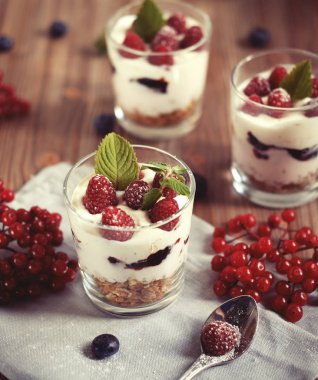 Yoğurt ve granola ile sağlıklı kahvaltı. Üst Manzara. Kapat..